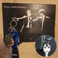 Houten sleutelhanger aan de muur