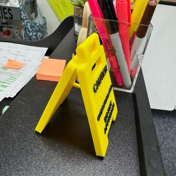 Vorsicht: Überstimulierendes Schild für den Schreibtisch