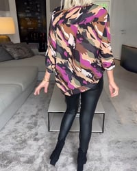 Bluse med V-udskæring og tie-dye mønster