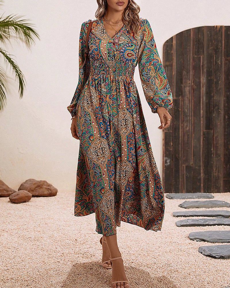Flerfarvet elegant kjole med paisleyprint