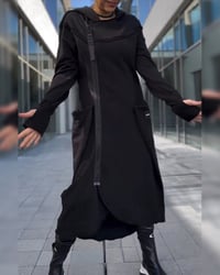 Elegancka luźna sukienka w jednolitym kolorze