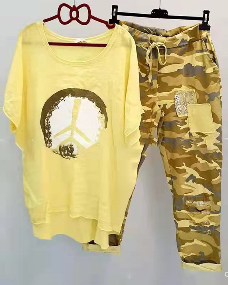 To-delt sæt | Peace T-shirt og bukser med camouflageprint