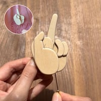 Morsom trefingerbrosje