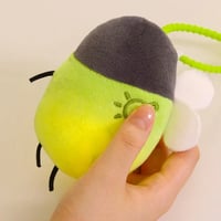 Interaktiv glödmask-plush nyckelhänge
