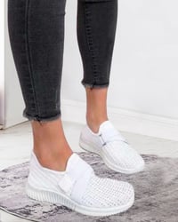 Einfarbige Turnschuhe mit Heißbohrung