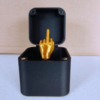 Mittelfinger in der Schachtel