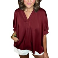 Klassische Bluse aus Seidensatin mit V-Ausschnitt