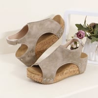 Studded Wedge Peeptoe Sandalen