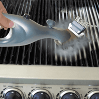 Grillborste med ergonomiskt handtag