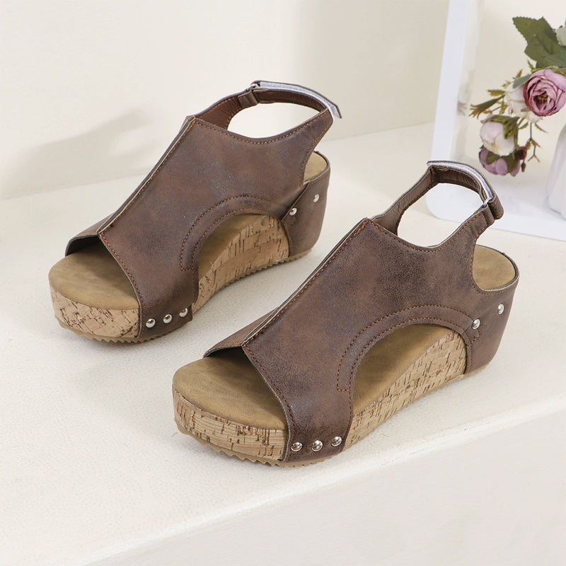 Studded Wedge Peeptoe Sandalen