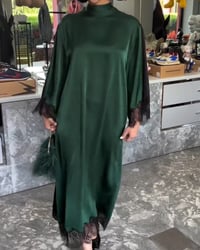 Jurk Met Opstaande Kraag En Kant Rand