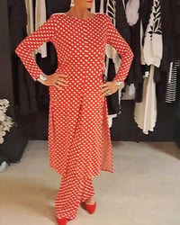 Elegant pak met stippen en split