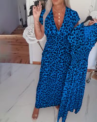 Elegante jurk met luipaardprint en v-hals