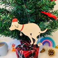 Juldekoration med bajsande hund