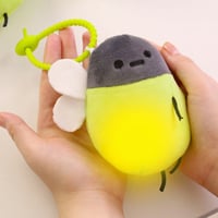 Interaktiv glödmask-plush nyckelhänge