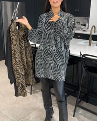 Oversized bluse med zebraprint