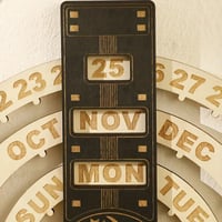 Roterende cirkulær evighedskalender i træ