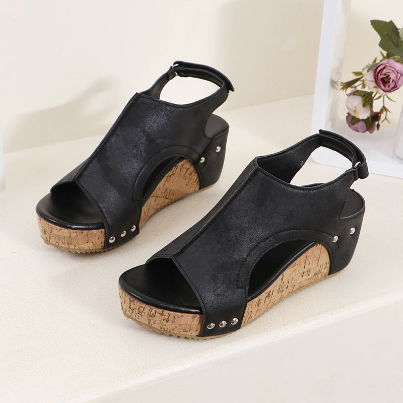Studded Wedge Peeptoe Sandalen
