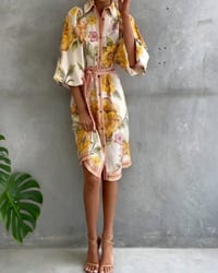 Bedrucktes Kleid mit Laternenärmeln und Reverskragen