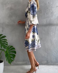 Bedrucktes Kleid mit Laternenärmeln und Reverskragen