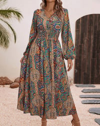 Flerfarvet elegant kjole med paisleyprint
