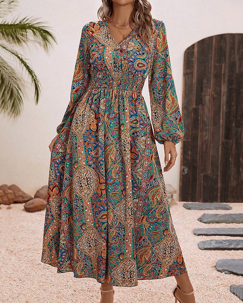 Flerfarvet elegant kjole med paisleyprint