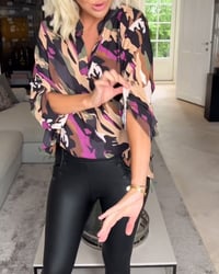 Bluse med V-udskæring og tie-dye mønster