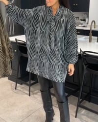 Oversized bluse med zebraprint