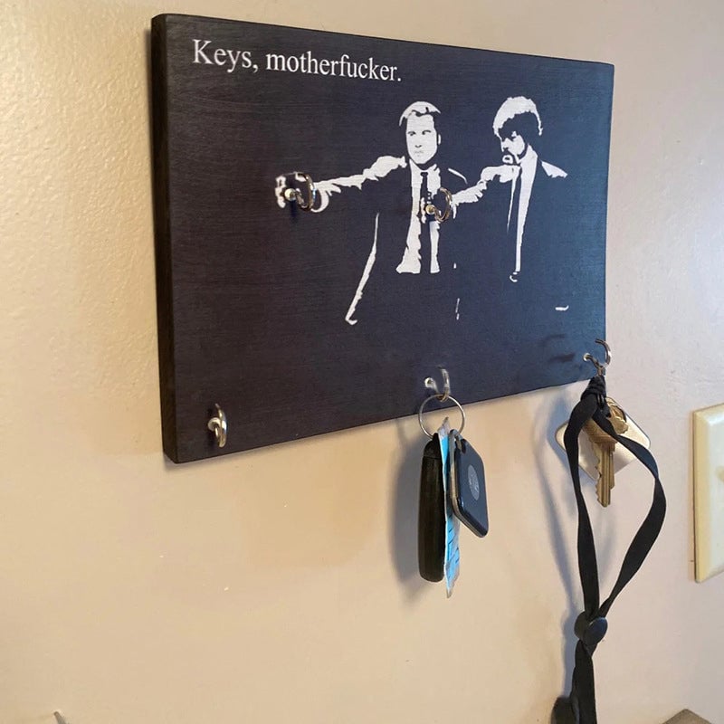 Houten sleutelhanger aan de muur