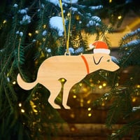 Juldekoration med bajsande hund