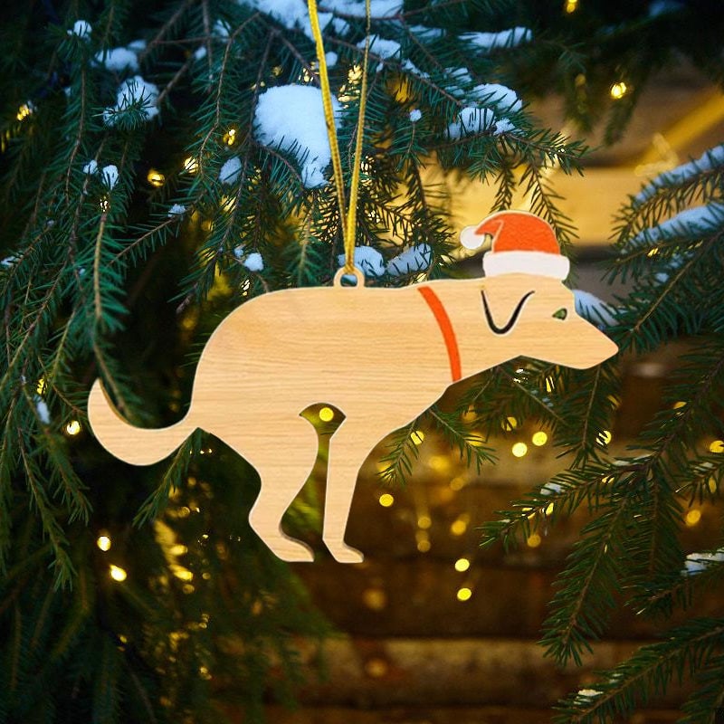 Juldekoration med bajsande hund