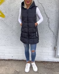 Mouwloze, gewatteerde jas met capuchon en ritssluiting