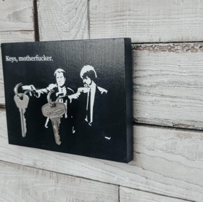 Houten sleutelhanger aan de muur