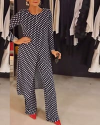 Elegant pak met stippen en split