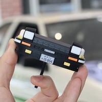 Retro autosleutelhanger met open koplampen