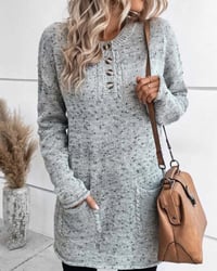 Pullover mit überschnittener Schultertasche und aufgesetzten Taschen