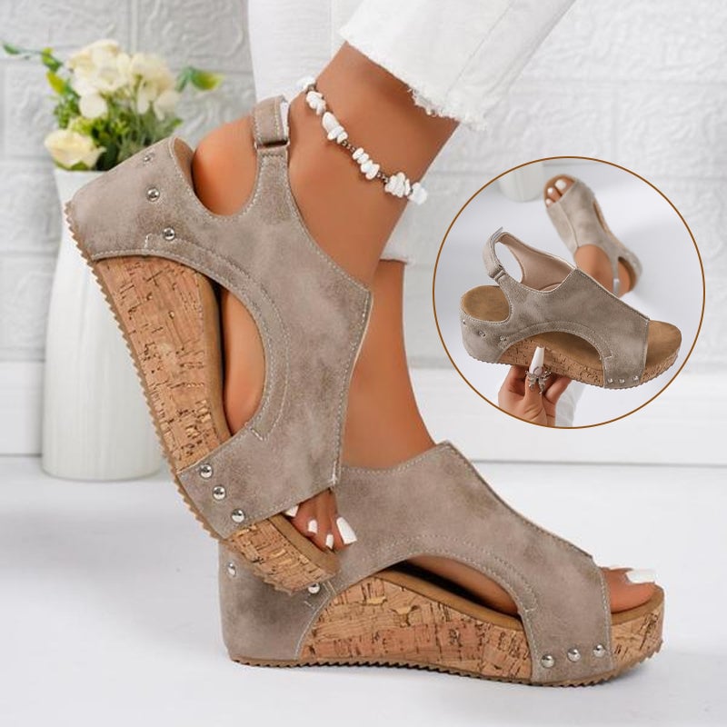 Studded Wedge Peeptoe Sandalen