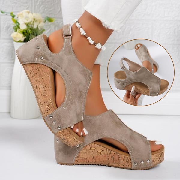 Studded Wedge Peeptoe Sandalen