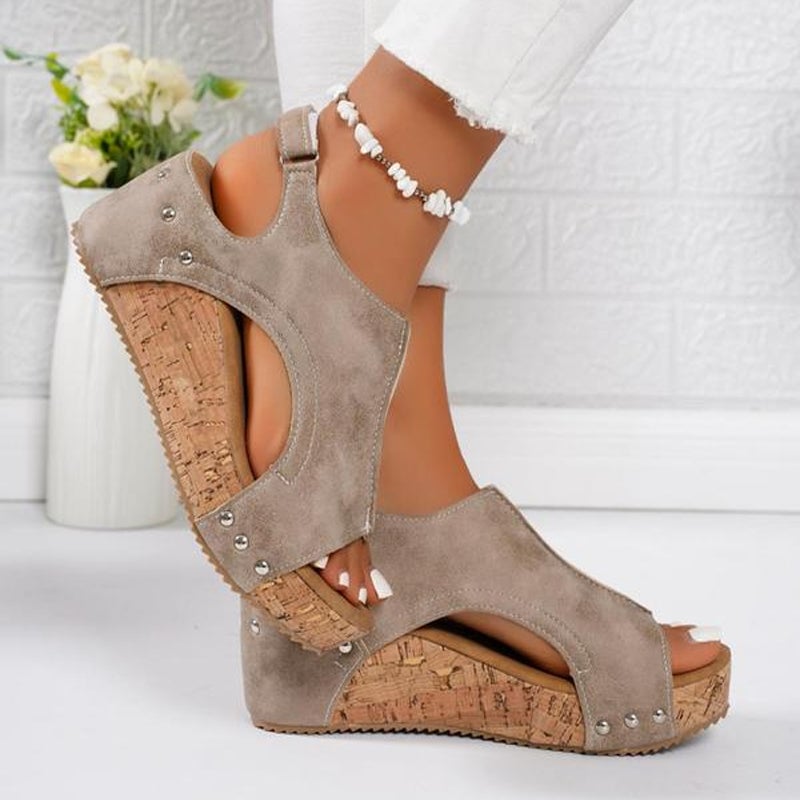 Studded Wedge Peeptoe Sandalen