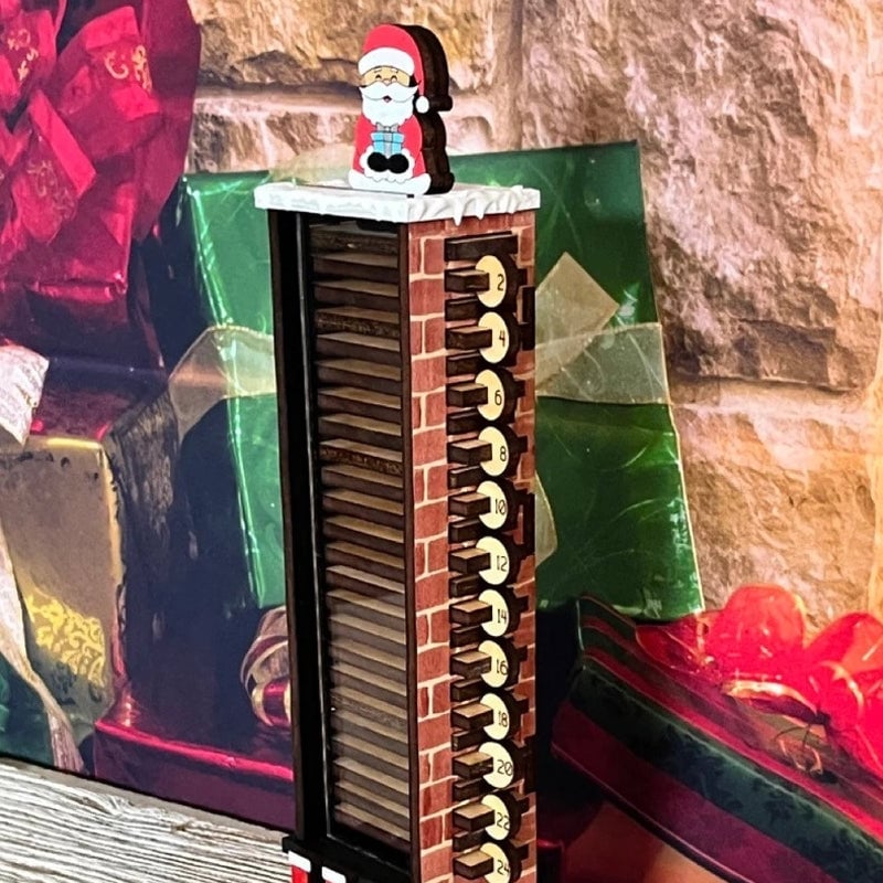 De kerstman komt door de aftelkalender voor de schoorsteen