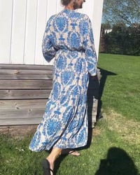 Jurk met trekkoord en klokmouwen met print