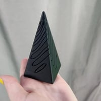 Skulptur för genomgång av den omöjliga pyramiden