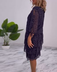 Robe élégante superposée à imprimé pois