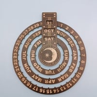 Roterende cirkulær evighedskalender i træ
