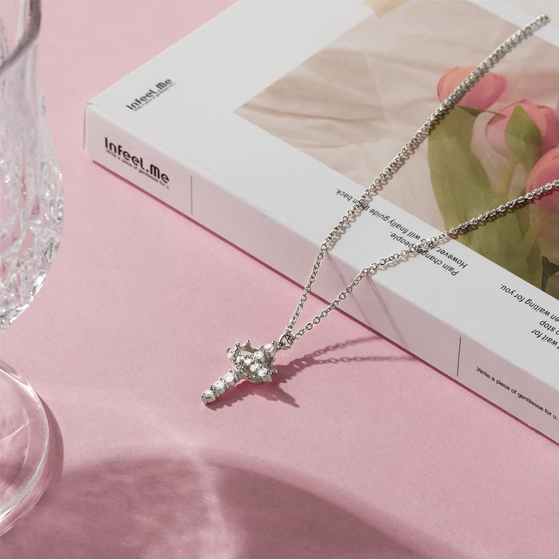 Chokerhalskette mit Kronen- und Kreuzanhänger