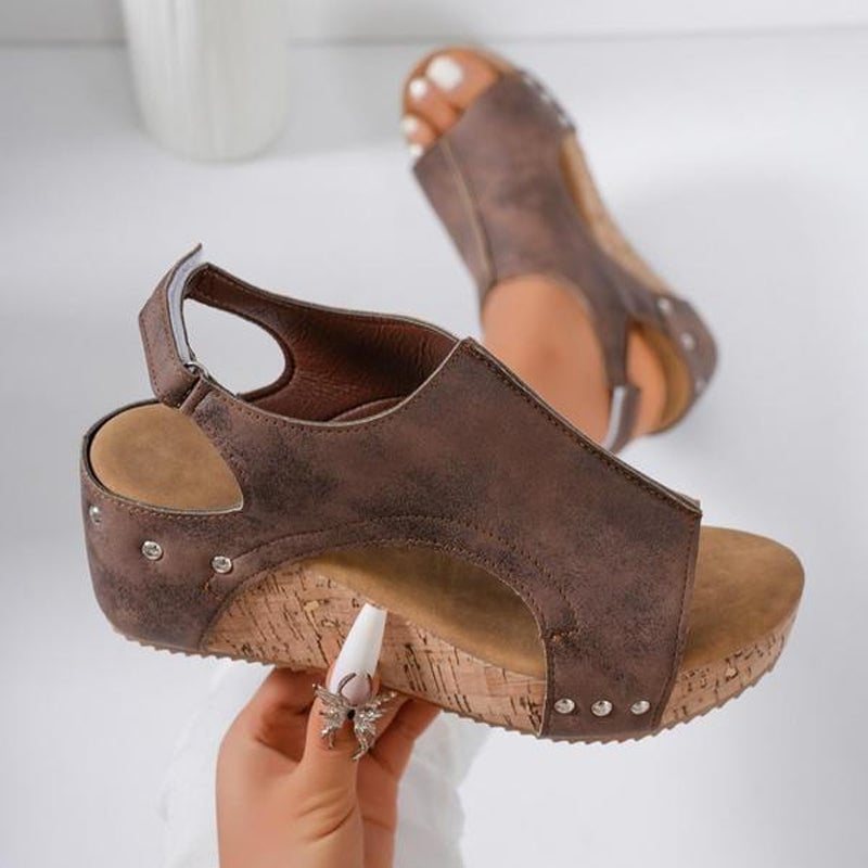 Studded Wedge Peeptoe Sandalen
