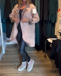 Frakke med leopardprintet krave