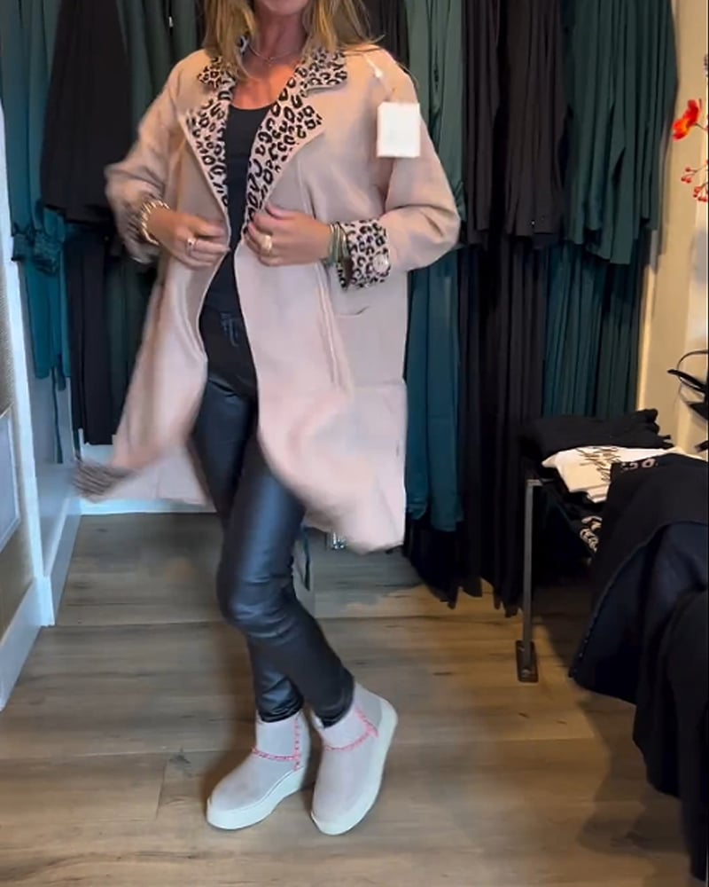 Frakke med leopardprintet krave