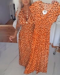Elegantes Kleid mit Leopardenmuster und V-Ausschnitt