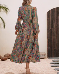 Flerfarvet elegant kjole med paisleyprint